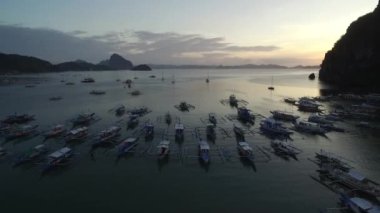 Filipinler, Palawan 'da El Nido. Arka planda Sahili ve Deniz Burnu olan şehir manzarası. Turistler arasında çok popüler bir gezi yeri. İHA