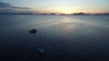 Filipinler, Palawan 'da El Nido. Arka planda Sahili ve Deniz Burnu olan şehir manzarası. Turistler arasında çok popüler bir gezi yeri. İHA