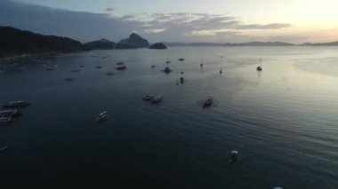 Filipinler, Palawan 'da El Nido. Arka planda Sahili ve Deniz Burnu olan şehir manzarası. Turistler arasında çok popüler bir gezi yeri. İHA