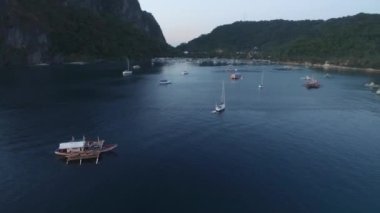 Filipinler, Palawan 'da El Nido. Arka planda Sahili ve Deniz Burnu olan şehir manzarası. Turistler arasında çok popüler bir gezi yeri. İHA
