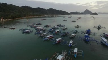 Filipinler, Palawan 'da El Nido. Arka planda Sahili ve Deniz Burnu olan şehir manzarası. Turistler arasında çok popüler bir gezi yeri. İHA
