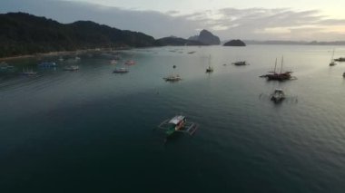 Filipinler, Palawan 'da El Nido. Arka planda Sahili ve Deniz Burnu olan şehir manzarası. Turistler arasında çok popüler bir gezi yeri. İHA