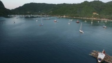 Filipinler, Palawan 'da El Nido. Arka planda Sahili ve Deniz Burnu olan şehir manzarası. Turistler arasında çok popüler bir gezi yeri. İHA