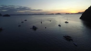 Filipinler, Palawan 'da El Nido. Arka planda Sahili ve Deniz Burnu olan şehir manzarası. Turistler arasında çok popüler bir gezi yeri. İHA