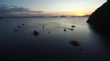 Filipinler, Palawan 'da El Nido. Arka planda Sahili ve Deniz Burnu olan şehir manzarası. Turistler arasında çok popüler bir gezi yeri. İHA