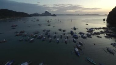 Filipinler, Palawan 'da El Nido. Arka planda Sahili ve Deniz Burnu olan şehir manzarası. Turistler arasında çok popüler bir gezi yeri. İHA
