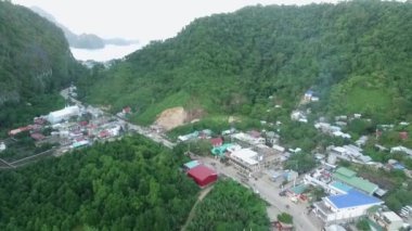 Filipinler, Palawan 'da El Nido. Arka planda trafik olan şehir manzarası. Turistler arasında çok popüler bir gezi yeri. İHA