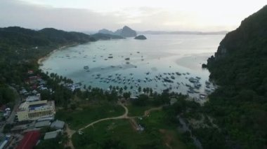 Filipinler, Palawan 'da El Nido. Arka planda Sahili ve Deniz Burnu olan şehir manzarası. Turistler arasında çok popüler bir gezi yeri. İHA