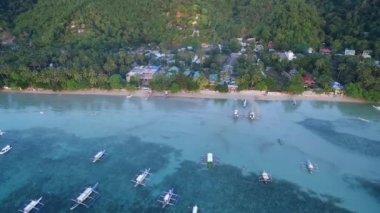 Filipinler, Palawan 'da El Nido. Sahilde Tekne ve Okyanus Altında Deniz Burnu. Turistler arasında çok popüler bir gezi yeri. İHA