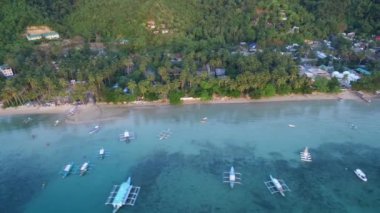 Filipinler, Palawan 'da El Nido. Sahilde Tekne ve Okyanus Altında Deniz Burnu. Turistler arasında çok popüler bir gezi yeri. İHA