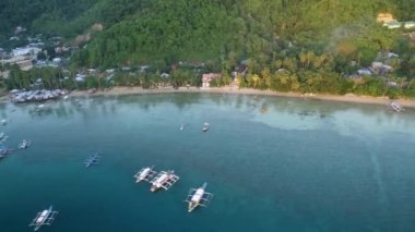 Filipinler, Palawan 'da El Nido. Sahilde Tekne ve Okyanus Altında Deniz Burnu. Turistler arasında çok popüler bir gezi yeri. İHA