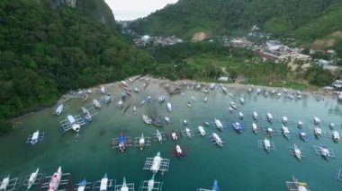 Filipinler, Palawan 'da El Nido. Sahilde Tekne ve Okyanus Altında Deniz Burnu. Turistler arasında çok popüler bir gezi yeri. İHA
