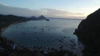 Filipinler, Palawan 'da El Nido. Sahilde Tekne ve Okyanus Altında Deniz Burnu. Turistler arasında çok popüler bir gezi yeri. İHA
