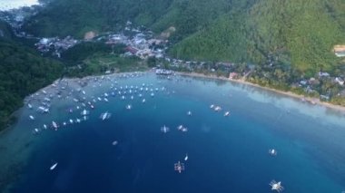Filipinler, Palawan 'da El Nido. Arka planda tekneleri ve okyanusu olan deniz manzarası. Turistler arasında çok popüler bir gezi yeri. İHA