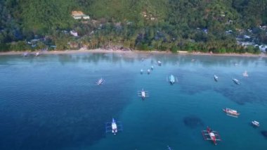 Filipinler, Palawan 'da El Nido. Sahilde Tekne ve Okyanus Altında Deniz Burnu. Turistler arasında çok popüler bir gezi yeri. İHA