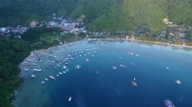 Filipinler, Palawan 'da El Nido. Arka planda tekneleri ve okyanusu olan deniz manzarası. Turistler arasında çok popüler bir gezi yeri. İHA