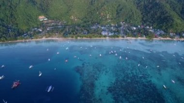 Filipinler, Palawan 'da El Nido. Arka planda tekneleri ve okyanusu olan deniz manzarası. Turistler arasında çok popüler bir gezi yeri. İHA