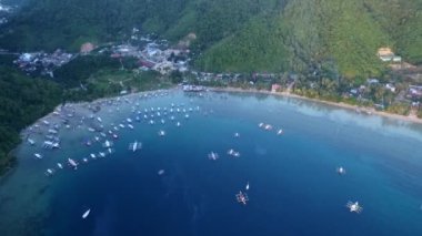 Filipinler, Palawan 'da El Nido. Arka planda tekneleri ve okyanusu olan deniz manzarası. Turistler arasında çok popüler bir gezi yeri. İHA