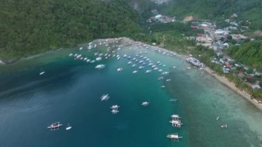 Filipinler, Palawan 'da El Nido. Arka planda tekneleri ve okyanusu olan deniz manzarası. Turistler arasında çok popüler bir gezi yeri. İHA