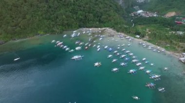 Filipinler, Palawan 'da El Nido. Arka planda tekneleri ve okyanusu olan deniz manzarası. Turistler arasında çok popüler bir gezi yeri. İHA