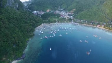 Filipinler, Palawan 'da El Nido. Arka planda tekneleri ve okyanusu olan deniz manzarası. Turistler arasında çok popüler bir gezi yeri. İHA