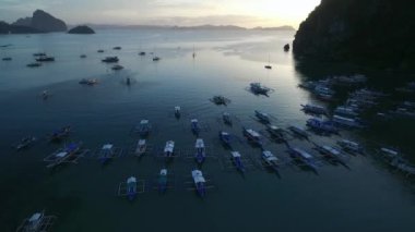 Filipinler, Palawan 'da El Nido. Arka planda tekneleri ve okyanusu olan deniz manzarası. Turistler arasında çok popüler bir gezi yeri. İHA