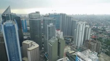 Filipinler 'in Makati şehrinde. Skyline Trafik ve Gökdelenler Arkaplanda. Manila İş Bölgesi.