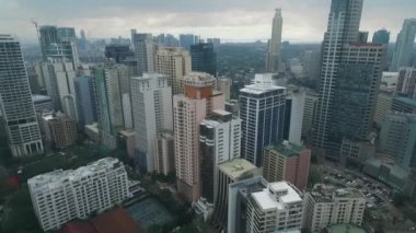 Filipinler 'in Makati şehrinde. Skyline Trafik ve Gökdelenler Arkaplanda. Manila İş Bölgesi.