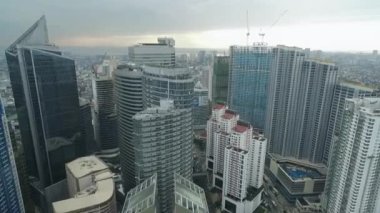 Filipinler 'in Makati şehrinde. Skyline Trafik ve Gökdelenler Arkaplanda. Manila İş Bölgesi.