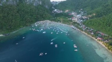 Filipinler, Palawan 'da El Nido. Arka planda tekneleri ve okyanusu olan deniz manzarası. Turistler arasında çok popüler bir gezi yeri. İHA