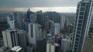Filipinler 'in Makati şehrinde. Skyline Trafik ve Gökdelenler Arkaplanda. Manila İş Bölgesi.