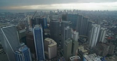 Filipinler 'in Makati şehrinde. Gökdelenler ve gökdelenler arka planda. Manila İş Bölgesi Alanı