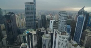 Filipinler 'in Makati şehrinde. Gökdelenler ve gökdelenler arka planda. Manila İş Bölgesi Alanı