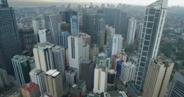Filipinler 'in Makati şehrinde. Gökdelenler ve gökdelenler arka planda. Manila İş Bölgesi Alanı