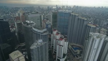 Filipinler 'in Makati şehrinde. Skyline Trafik ve Gökdelenler Arkaplanda. Manila İş Bölgesi.