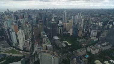 Filipinler 'in Makati şehrinde. Skyline Trafik ve Gökdelenler Arkaplanda. Manila İş Bölgesi.
