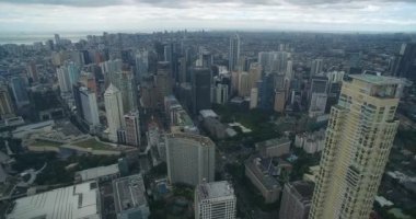 Filipinler 'in Makati şehrinde. Gökdelenler ve gökdelenler arka planda. Manila İş Bölgesi.
