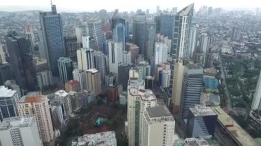 Filipinler 'de Manila Makati şehri. Şehir manzarası Skyline ve İş Gökdelenleri. Manila İş Bölgesi Trafiği.