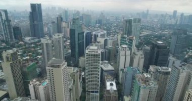 Filipinler 'in Makati şehrinde. Gökdelenler ve gökdelenler arka planda. Manila İş Bölgesi Alanı