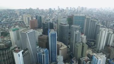 Filipinler 'de Manila Makati şehri. Şehir manzarası Skyline ve İş Gökdelenleri. Manila İş Bölgesi Trafiği.