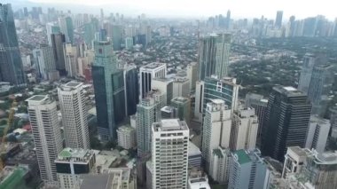 Filipinler 'de Manila Makati şehri. Şehir manzarası Skyline ve İş Gökdelenleri. Manila İş Bölgesi Trafiği.