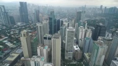 Filipinler 'de Manila Makati şehri. Şehir manzarası Skyline ve İş Gökdelenleri. Manila İş Bölgesi Trafiği.