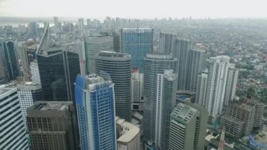 Filipinler 'de Manila Makati şehri. Şehir manzarası Skyline ve İş Gökdelenleri. Manila İş Bölgesi Trafiği.