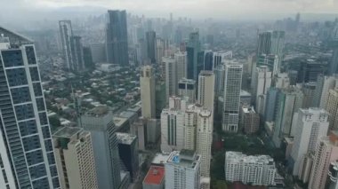 Filipinler 'de Manila Makati şehri. Şehir manzarası Skyline ve İş Gökdelenleri. Manila İş Bölgesi Trafiği.
