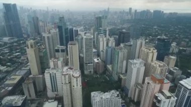 Filipinler 'de Manila Makati şehri. Şehir manzarası Skyline ve İş Gökdelenleri. Manila İş Bölgesi Trafiği.