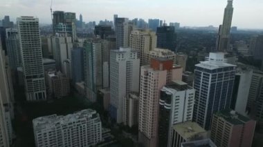 Filipinler 'de Manila Makati şehri. Şehir manzarası Skyline ve İş Gökdelenleri. Manila İş Bölgesi Trafiği.