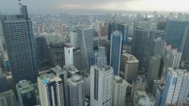 Filipinler 'de Manila Makati şehri. Şehir manzarası Skyline ve İş Gökdelenleri. Manila İş Bölgesi Trafiği.