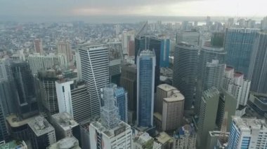 Filipinler 'de Manila Makati şehri. Şehir manzarası Skyline ve İş Gökdelenleri. Manila İş Bölgesi Trafiği.