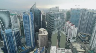 Filipinler 'de Manila Makati şehri. Şehir manzarası Skyline ve İş Gökdelenleri. Manila İş Bölgesi Trafiği.