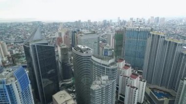Filipinler 'de Manila Makati şehri. Şehir manzarası Skyline ve İş Gökdelenleri. Manila İş Bölgesi Trafiği.